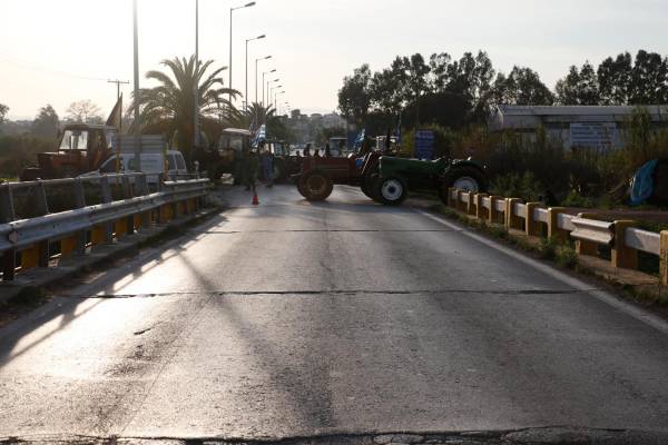 Εκλεισε πάλι το μπλόκο στη γέφυρα του Παμίσου
