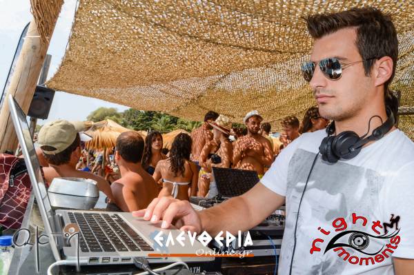 Φουλ καλοκαιρινή διάθεση στο Akti beach bar στη Σάντοβα (φωτογραφίες)