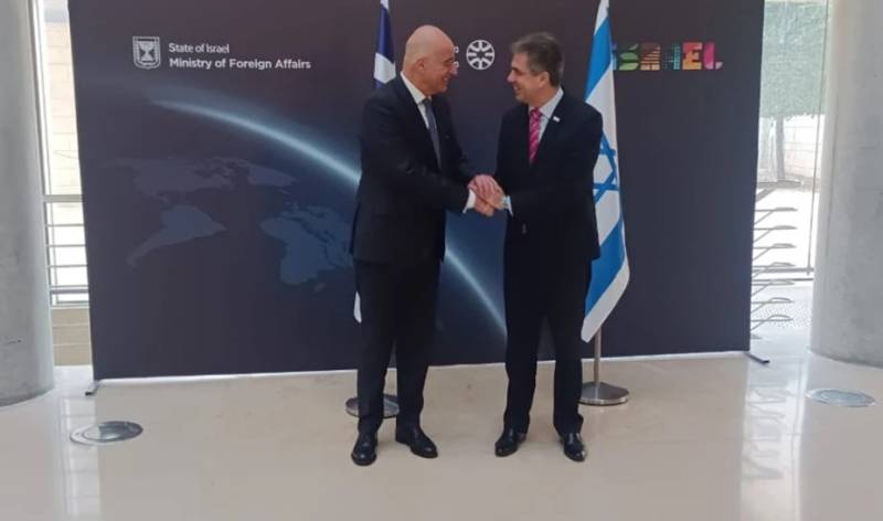 Δένδιας: Εγκάρδια η υποδοχή του στο Ισραήλ - Στα ελληνικά τον καλημέρισε ο ομόλογός του