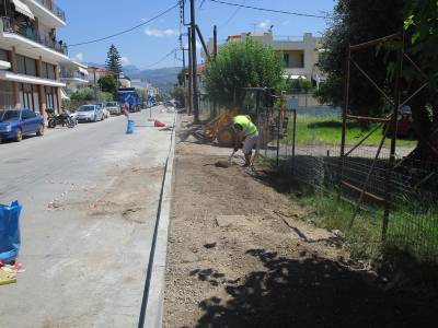 Εργασίες και στο ανατολικό πεζοδρόμιο της Αύρας