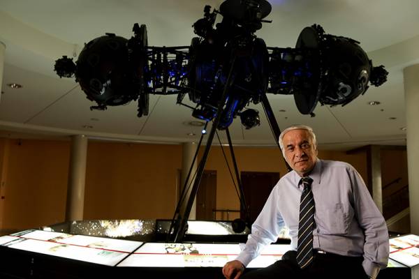 Ο αστροφυσικός Διονύσης Σιμόπουλος στην “Ε”: “Η πρωτογενής έρευνα χρειάζεται χρηματοδότηση...”