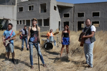Η ΚΑΛΑΜΑΤΙΑΝΗ ΤΡΑΓΟΥΔΙΣΤΡΙΑ ΑΘΗΝΑ ΓΙΑΝΝΑΚΕΑ ΣΤΗΝ &quot;Ε&quot;   &quot;Μόνος τρόπος προώθησης της  δουλειάς μας είναι το Διαδίκτυο&quot;  