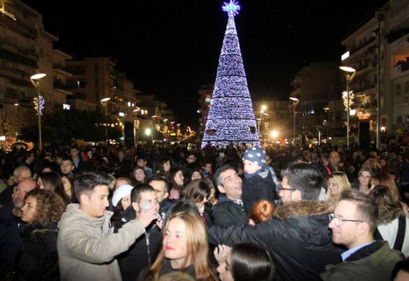 Εκδηλώσεις στο άναμμα του δέντρου στην Καλαμάτα