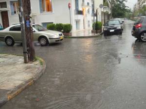 Πλημμυρίζει ο δρόμος