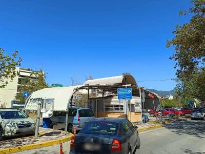 Καλαμάτα: Σύλληψη ανήλικων Ρομά για εξαπάτηση οδηγών στο πάρκινγκ του Νέδοντα