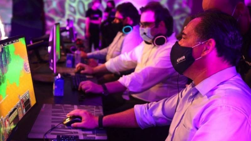 Ο Άδωνις αφού έπαιξε Warcraft ζήτησε: "Αν υπάρχει ηλεκτρονική πρέφα, ας μουν την στείλουν" (βίντεο)