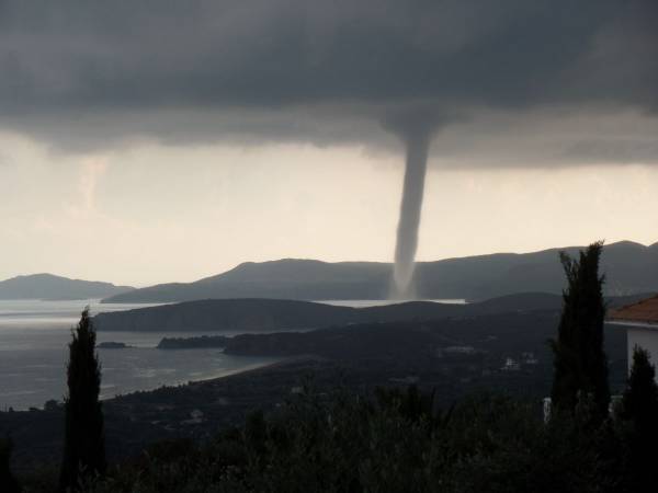Ανεμοστρόβιλος πέρασε από τον κόλπο της Φοινικούντας (βίντεο-φωτογραφίες)