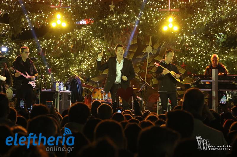 Καλαμάτα: Η βροχή δεν πτόησε τον κόσμο - Λαμπερή φωταγώγηση του Χριστουγεννιάτικου δέντρου στην κεντρική πλατεία (βίντεο+φωτο)
