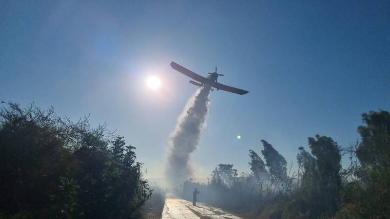 Πυρκαγιά κοντά στην περίφραξη του Αεροδρoμίου Καλαμάτας