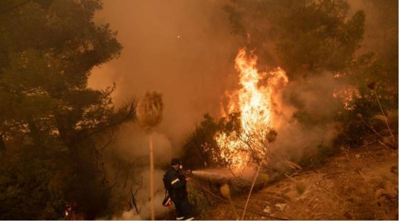 Φωτιά στη Γορτυνία: Εκκενώνονται 19 οικισμοί (Βίντεο)