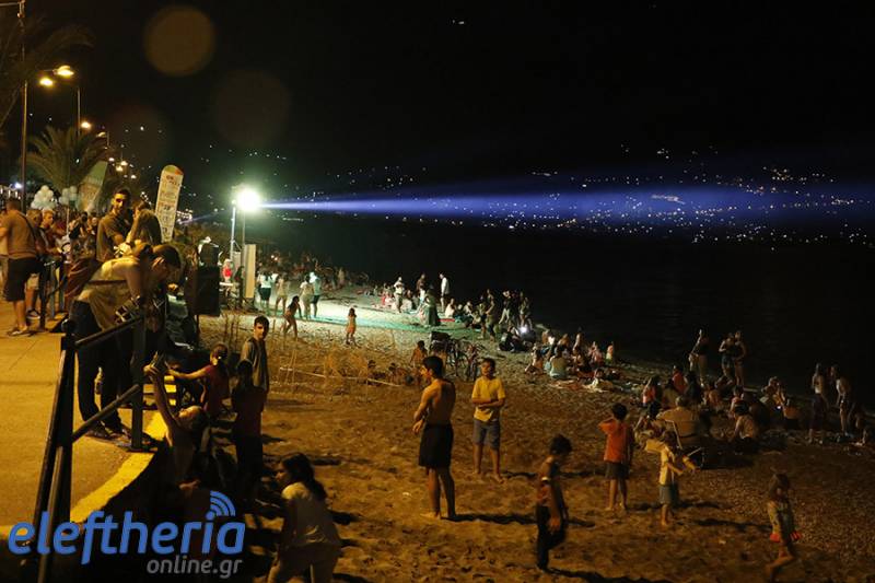 Κοσμοπλημμύρα στην παραλία για την 3η Γαλάζια Νύχτα 
