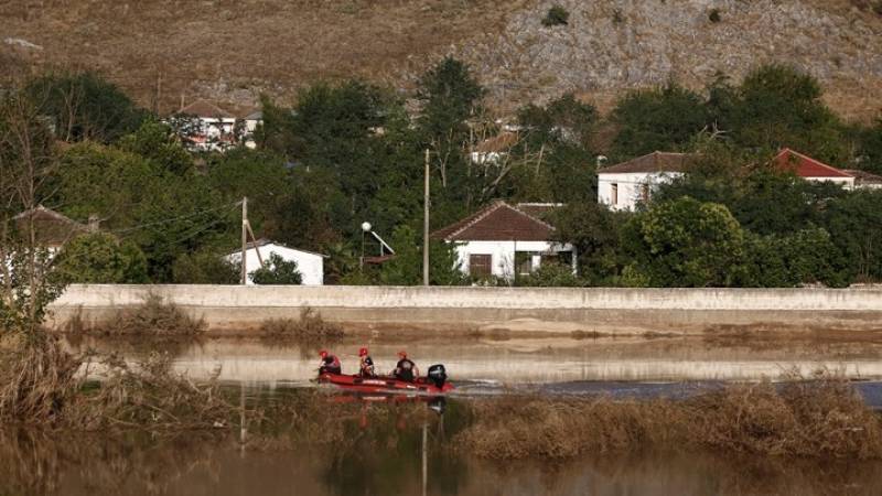 Συνεχίζεται η μάχη με τη λάσπη στα χωριά της Καρδίτσας - Ελπίζουν στην υποχώρηση των νερών