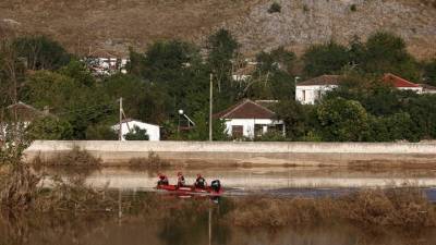 Συνεχίζεται η μάχη με τη λάσπη στα χωριά της Καρδίτσας - Ελπίζουν στην υποχώρηση των νερών