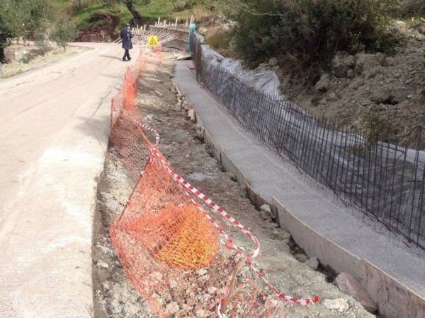 Τοίχοι αντιστήριξης στο δρόμο για Περιβολάκια