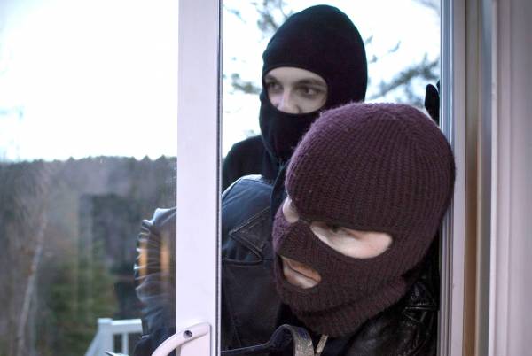 Στο χωριό Ψάρι: Οι ιδιοκτήτες στην εκκλησία, οι κλέφτες στο σπίτι