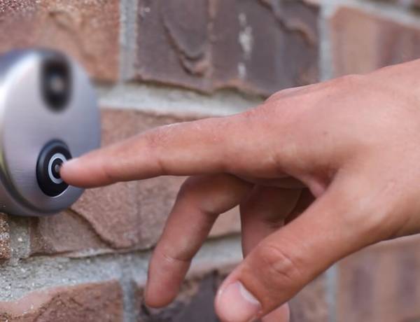 Μην ανοίγετε σε αγνώστους