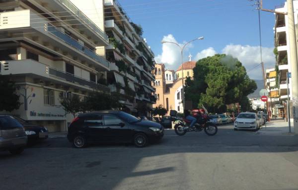 Καλαμάτα: Παρκάρισμα σχεδόν στη μέση του δρόμου