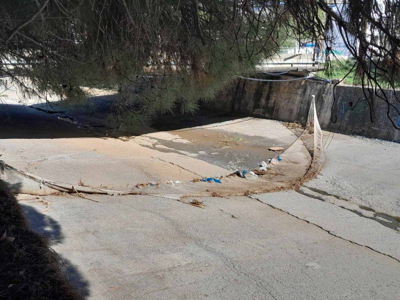 Εχει καταρρεύσει ο φράχτης