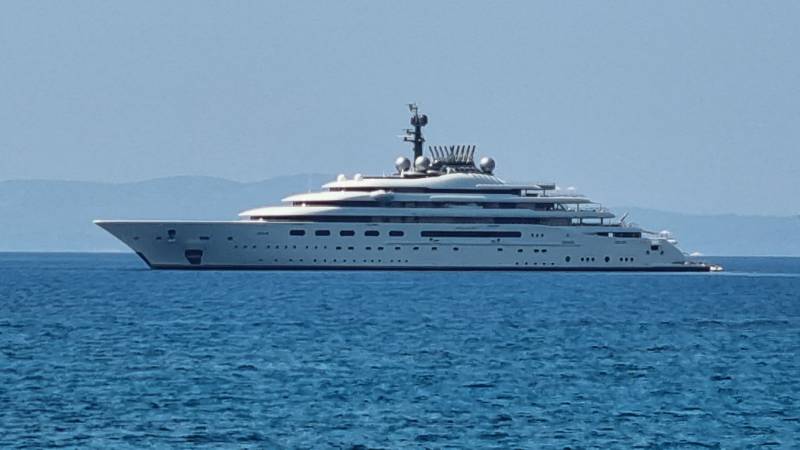 Καλαμάτα: Aνοιχτά της Μαρίνας ο Σεΐχης του Αμπού Ντάμπι (φωτο)