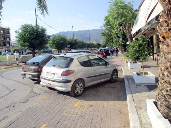 Αυτοκίνητα στους ποδηλατόδρομους