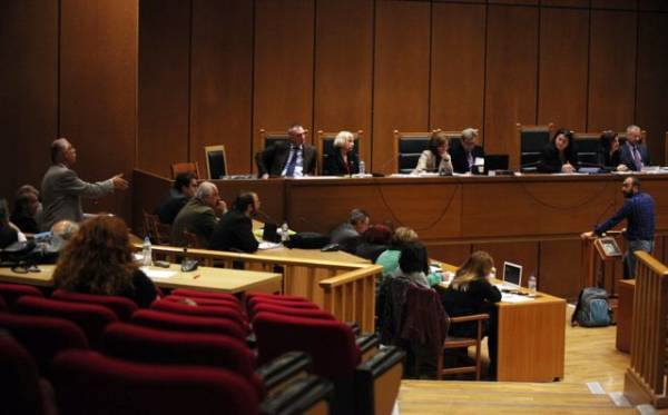 Πανδαιμόνιο στη δίκη της Χρυσής Αυγής - Αποχώρησε η Εδρα!