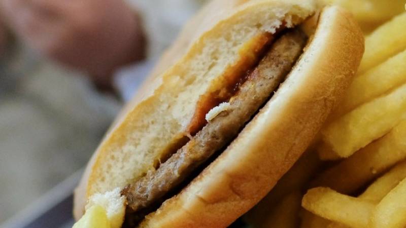 Πέντε λεπτά έκθεσης των παιδιών σε διαφημίσεις πρόχειρου φαγητού οδηγούν σε αύξηση της κατανάλωσης θερμίδων