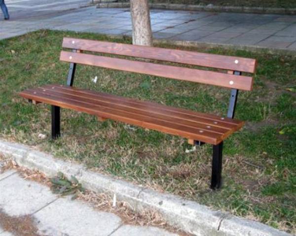 Θέσεις εργασίας και όχι παγκάκια για ανέργους