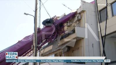 Γερανός έπεσε σε ταράτσα πολυκατοικίας στο Περιστέρι