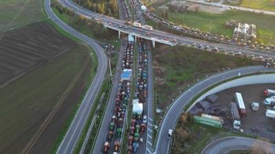 Συνεχίζονται οι αγροτικές κινητοποιήσεις - Κλειστή η Ε.Ο. Αθηνών - Θεσσαλονίκης