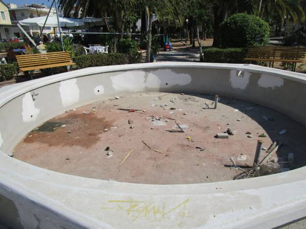 Εμεινε η βρόμα