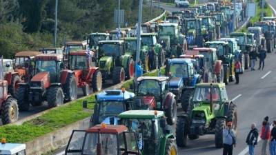 Μπλόκα αγροτών: Συνεχίζονται οι κινητοποιήσεις με νέες δράσεις σε Κεντρική και Δυτική Ελλάδα