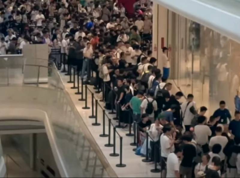 Κίνα: Ουρές και φρενίτιδα για το iPhone 17 - Περίμεναν όλη τη νύχτα (Βίντεο)