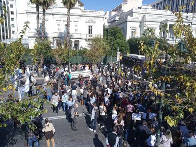 Χαρίτσης κατά κυβέρνησης για σταφίδα