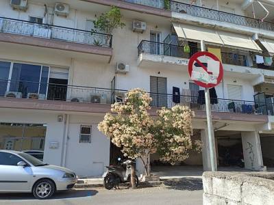 Παραλίγο τροχαίο λόγω… αυτοκόλλητων