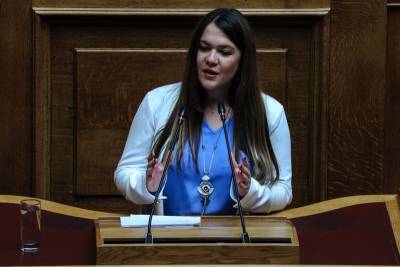 Ανεξαρτητοποιήθηκε η βουλευτής του ΜέΡΑ 25 Κωνσταντίνα Αδάμου - Η αντίδραση του Γ. Βαρουφάκη (βίντεο)