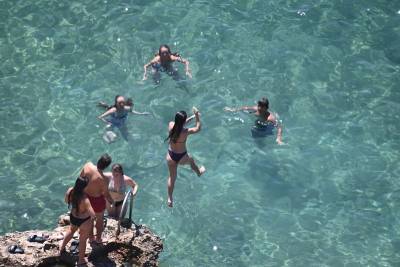 ΙΕΛΚΑ: 1 στους 2 Έλληνες δεν θα πάει διακοπές το καλοκαίρι (Βίντεο)