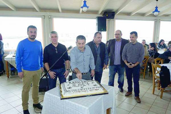 Εκοψαν πίτα και χόρεψαν οι έμποροι των Φιλιατρών