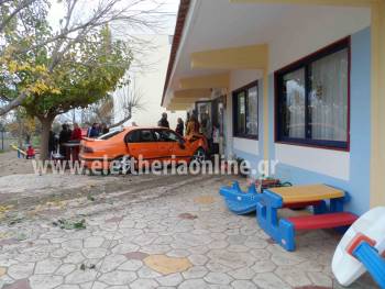 Αυτοκίνητο &quot;μπούκαρε&quot; στο προαύλιο του 19ου Νηπιαγωγείου Καλαμάτας, λίγο πριν φθάσουν οι μαθητές (φωτογραφίες)