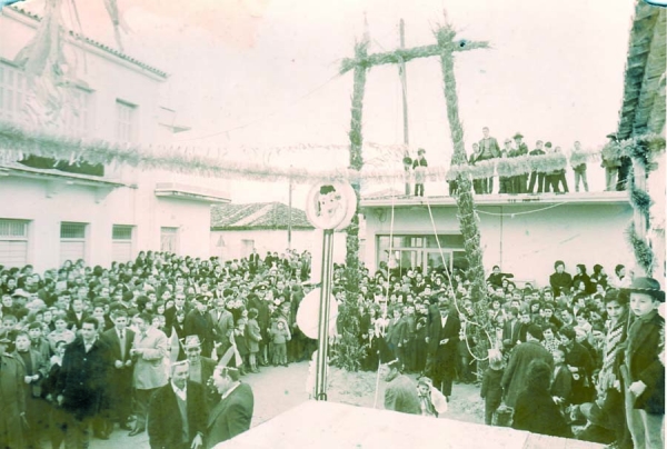 Παραδοσιακή ομάδα φουστανελοφόρων στο καρναβάλι της Μεσσήνης 