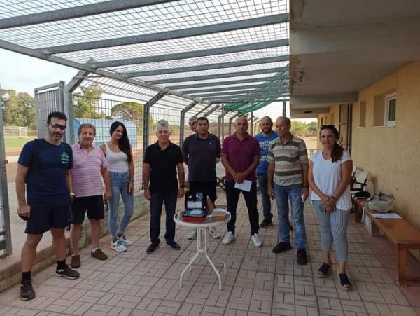 Αυτόματος φορητός απινιδωτής στο Δημοτικό Στάδιο Φιλιατρών - Δωρεά του Εμπορικού Συλλόγου