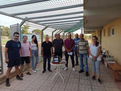 Αυτόματος φορητός απινιδωτής στο Δημοτικό Στάδιο Φιλιατρών - Δωρεά του Εμπορικού Συλλόγου