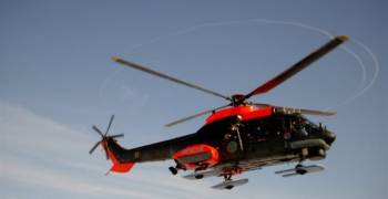 Ιταλικά ελικόπτερα μεταφέρουν τους ναυαγούς από πλοίο σε πλοίο