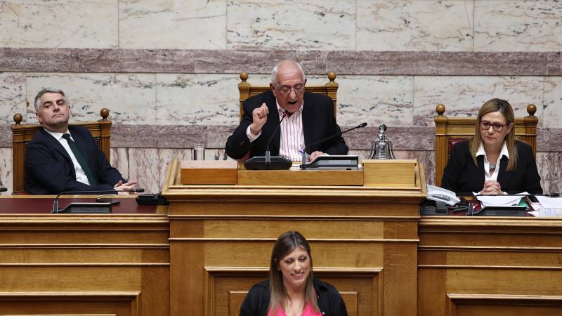 Βουλή: Πυρά Κακλαμάνη κατά Κωνσταντοπούλου για Τέμπη και χρόνο ομιλίας