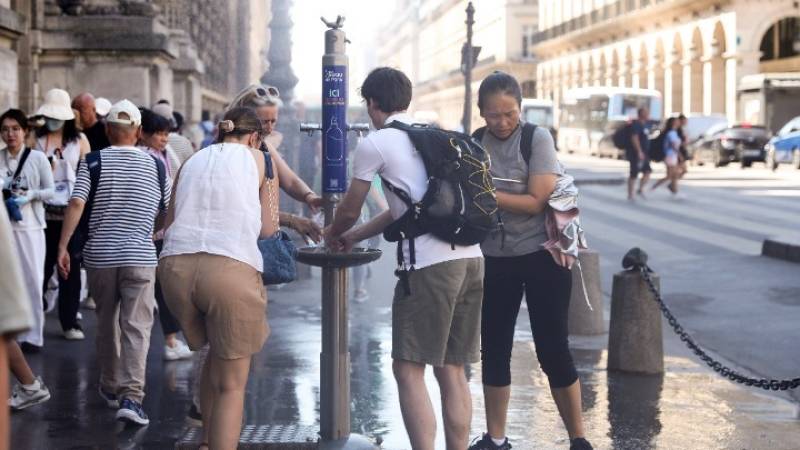 Καύσωνας στην Ευρώπη: Σε κόκκινο συναγερμό το Παρίσι