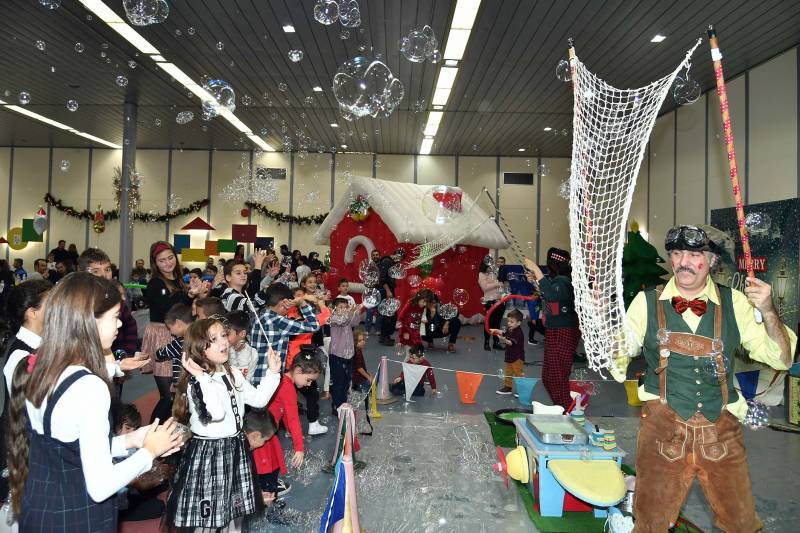 Διασκέδαση και δώρα για τα παιδιά στη γιορτή της καπνοβιομηχανίας "Καρέλια" (φωτογραφίες)