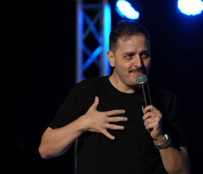 “Εξωγήινος - Winter tour”: Η παράσταση του Αλέξανδρου Τσουβέλα τον Γενάρη στην Καλαμάτα