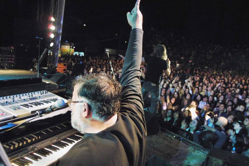 Η Βίκυ Μαραγκοπούλου αποχαιρετάει το Θάνο Μικρούτσικο με φόντο το Φεστιβάλ Χορού Καλαμάτας