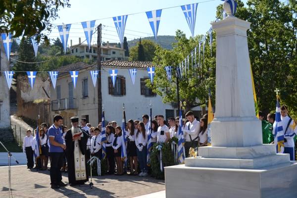 Καταθέσεις στεφάνων από σχολεία της Κυπαρισσίας