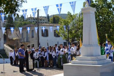 Καταθέσεις στεφάνων από σχολεία της Κυπαρισσίας