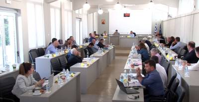 Περιφερειακό Συμβούλιο Πελοποννήσου: Οδυρμοί, ευχές και ψήφισμα για τον αγροτικό τομέα